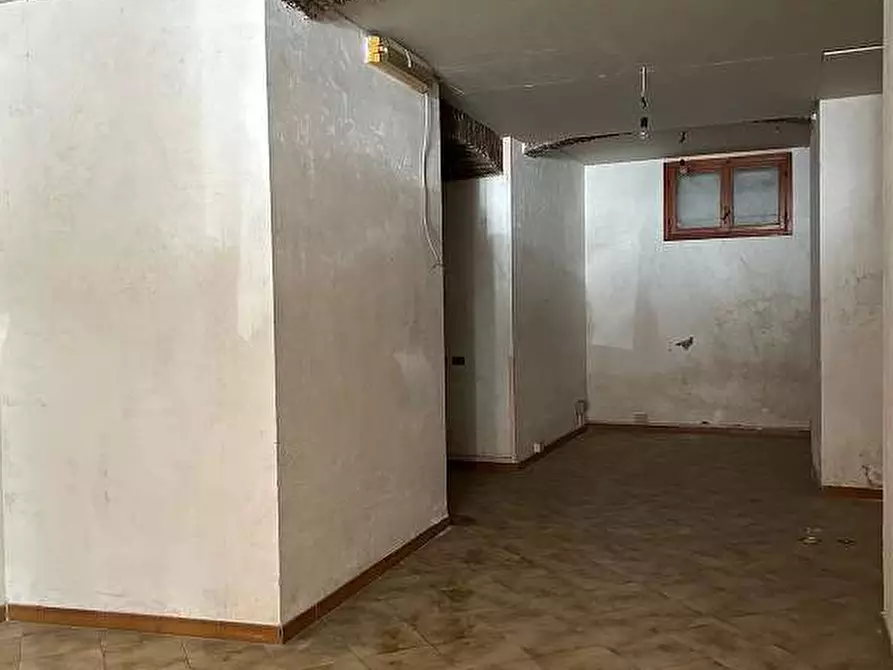 Immagine 4 di Negozio in vendita  in Via Cesare Battisti  a Genzano Di Roma