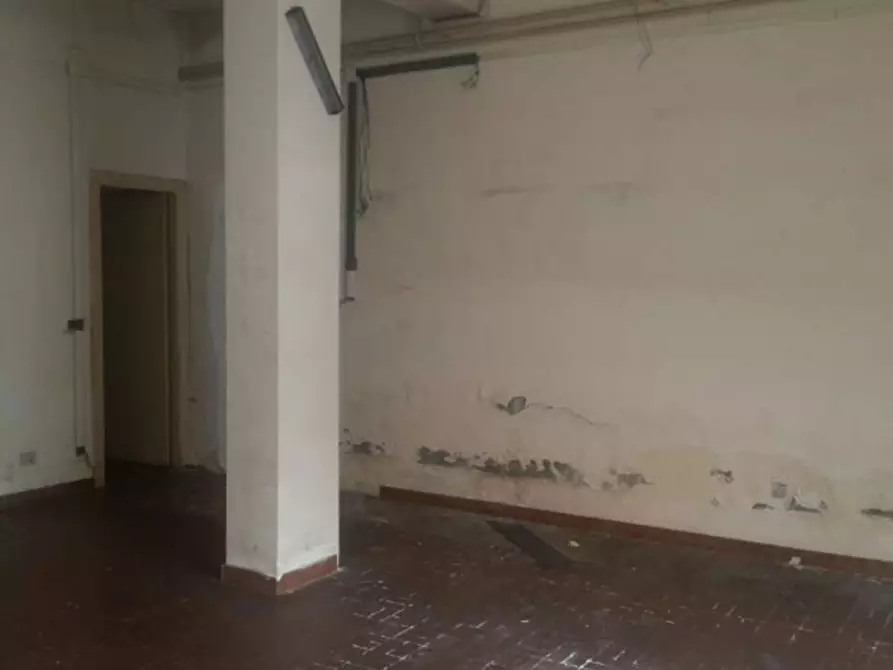 Immagine 1 di Negozio in affitto  in Via Lago di como 4 a Frosinone