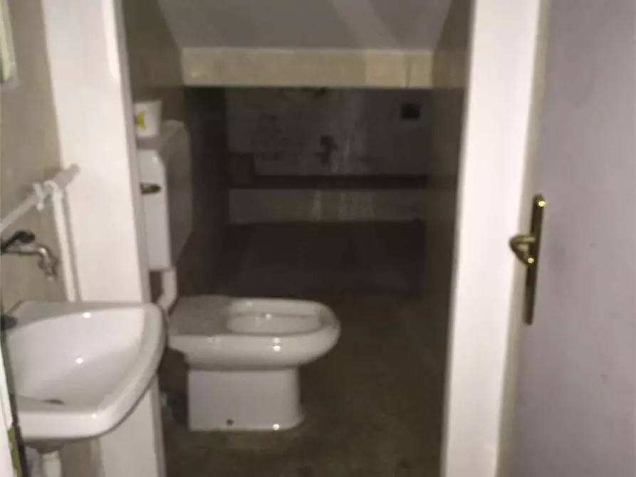 Immagine 11 di Negozio in vendita  in Via Labriola 13 a Frosinone