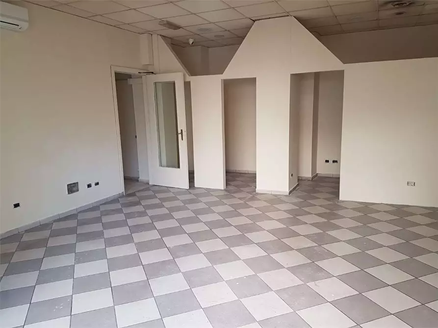 Immagine 4 di Negozio in affitto  in Via Aldo Moro a Frosinone