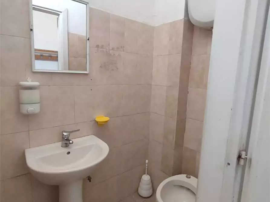 Immagine 3 di Negozio in affitto  in Via De santis a Torrice