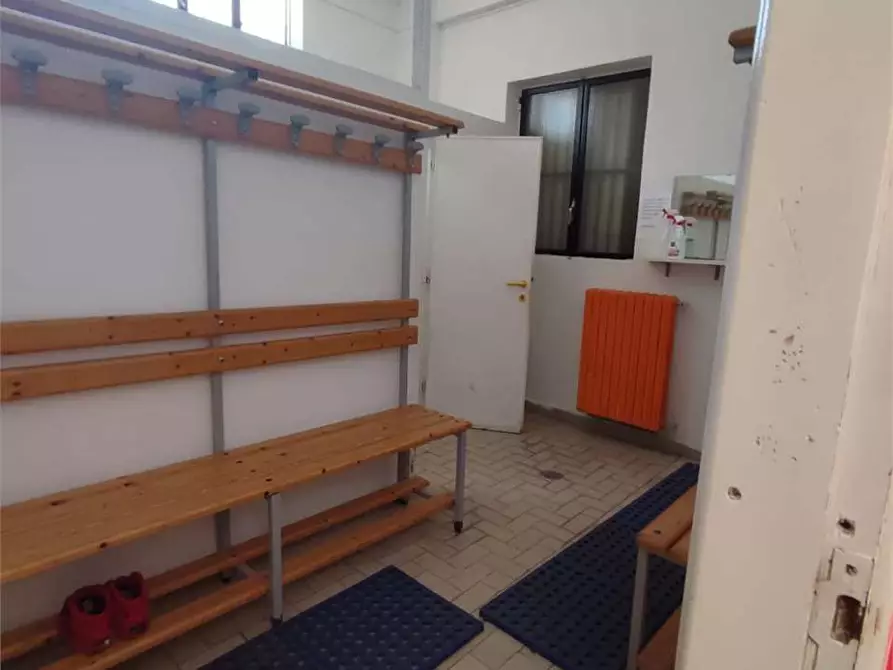 Immagine 5 di Negozio in affitto  in Via De santis a Torrice