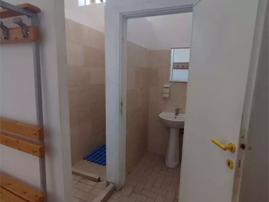 Immagine 8 di Negozio in affitto  in Via De santis a Torrice