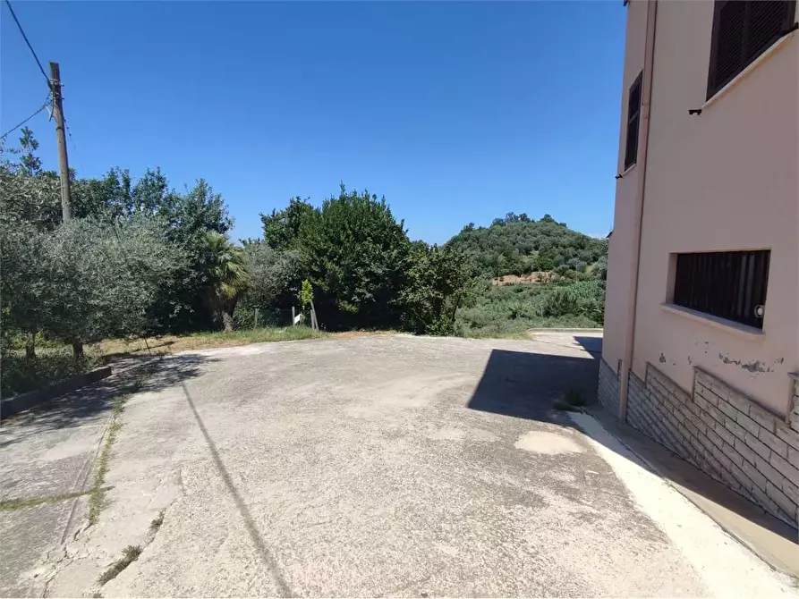 Immagine 1 di Negozio in affitto  in Via De santis a Torrice