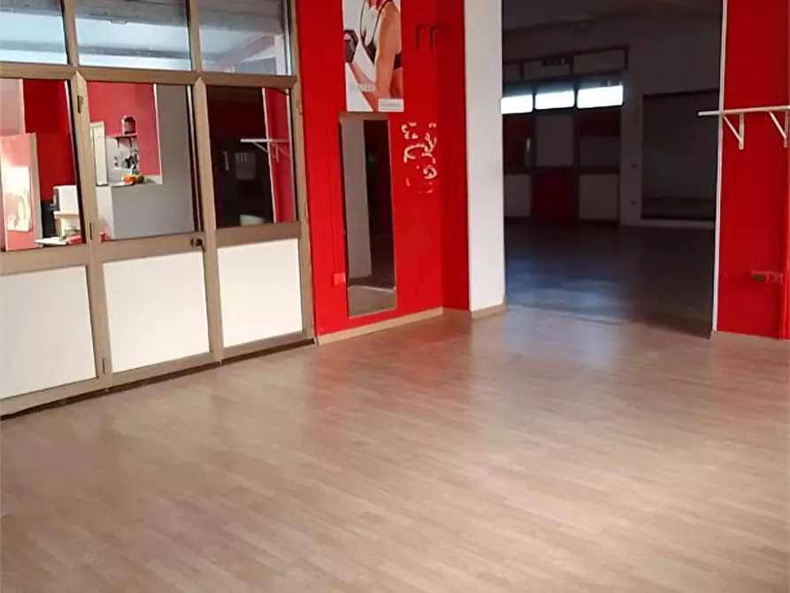 Immagine 18 di Negozio in affitto  in Via De santis a Torrice