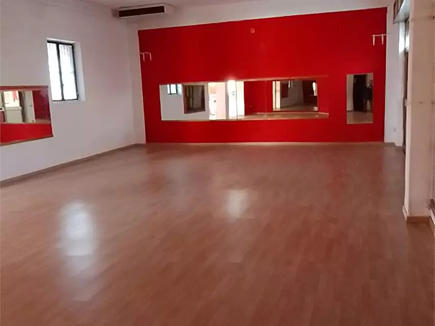 Immagine 20 di Negozio in affitto  in Via De santis a Torrice