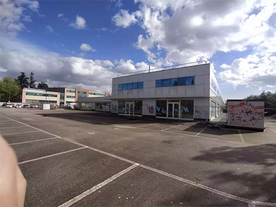 Immagine 26 di Negozio in vendita  a Frosinone