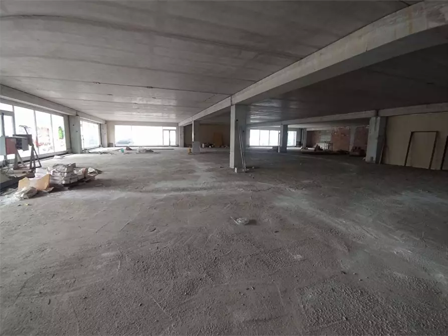 Immagine 34 di Negozio in vendita  a Frosinone