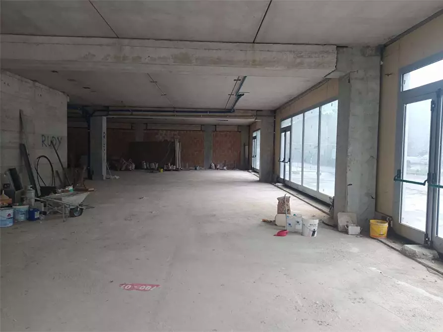 Immagine 16 di Negozio in affitto  a Frosinone