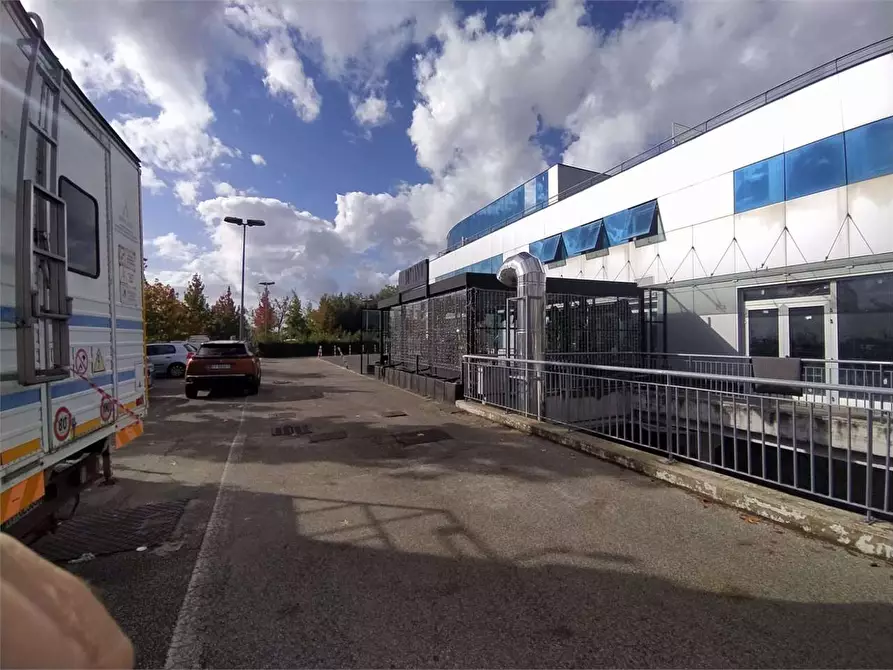 Immagine 22 di Negozio in affitto  a Frosinone