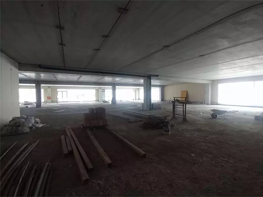 Immagine 28 di Negozio in affitto  a Frosinone