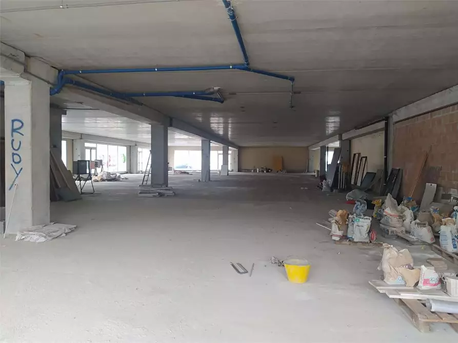 Immagine 36 di Negozio in affitto  a Frosinone