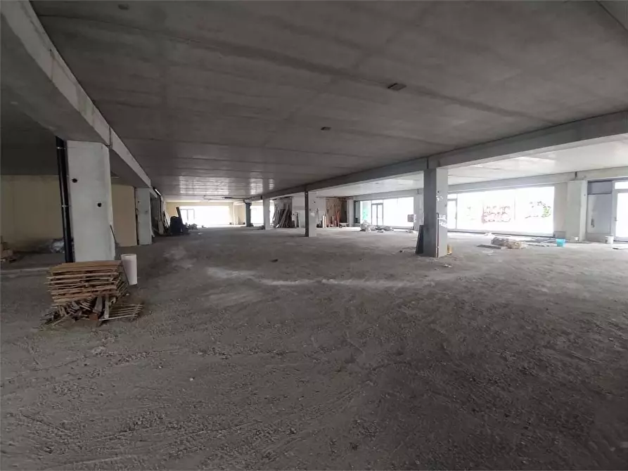 Immagine 29 di Negozio in vendita  a Frosinone
