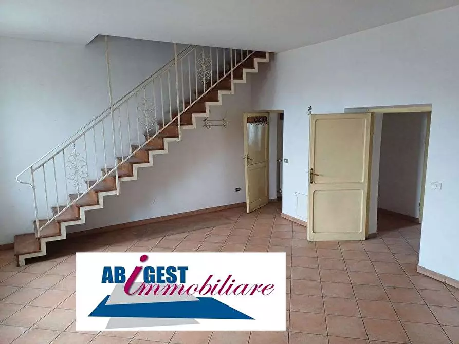 Immagine 3 di Stabile in vendita  in Via Umberto I 9 a Torrice