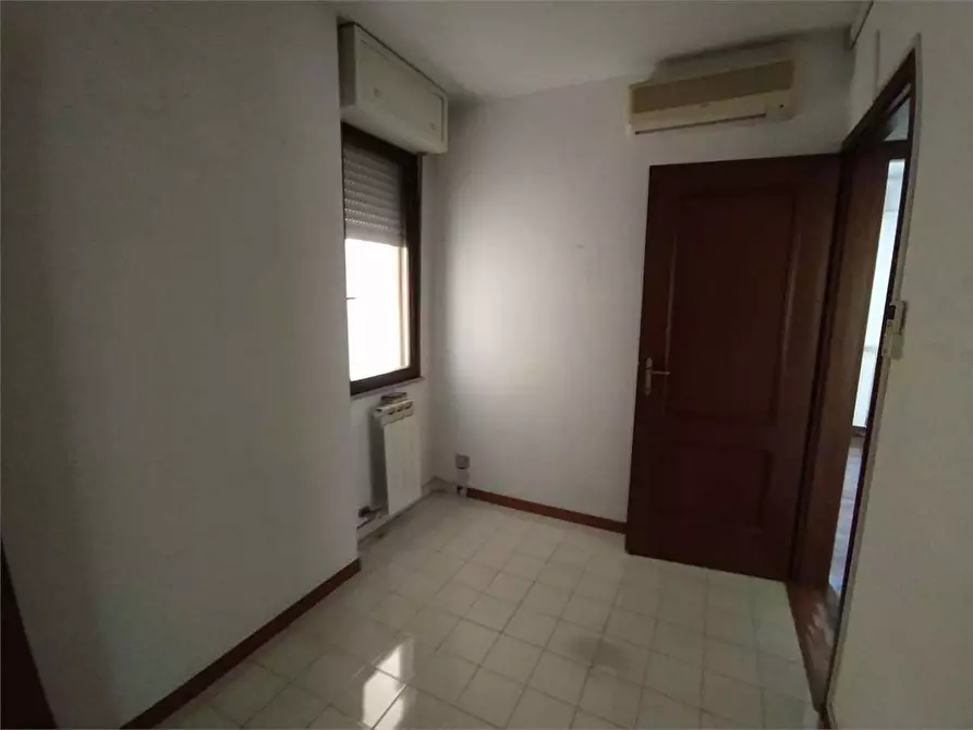 Immagine 23 di Ufficio in affitto  a Frosinone