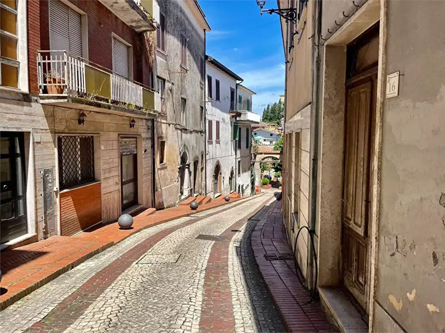 Immagine 2 di Stabile in vendita  in Via Umberto I 9 a Torrice