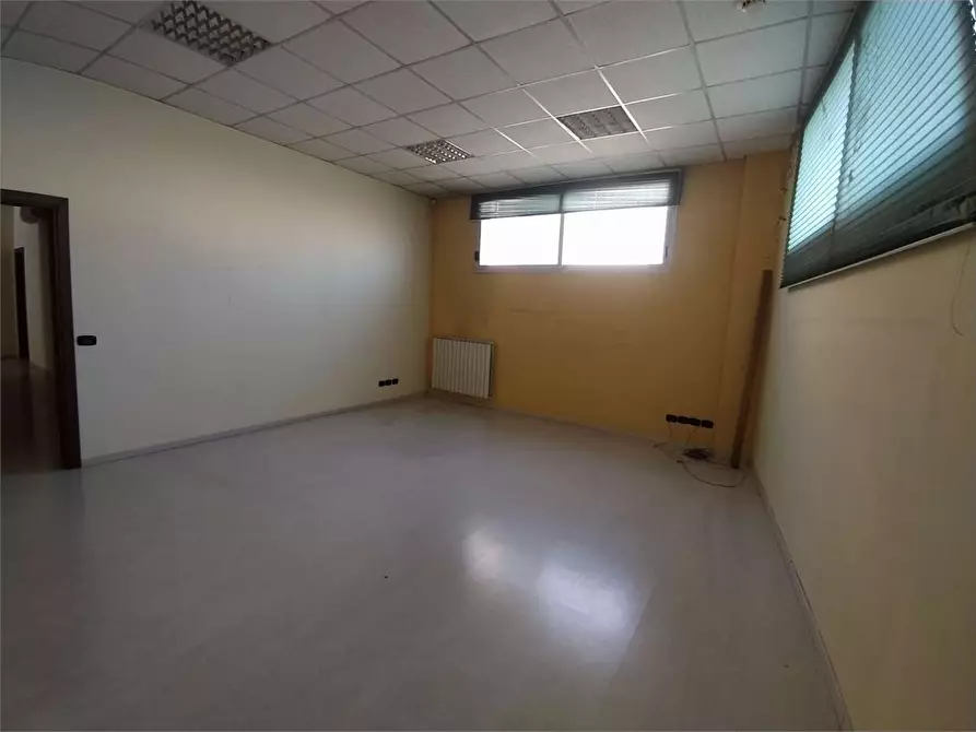 Immagine 22 di Negozio in vendita  a Frosinone