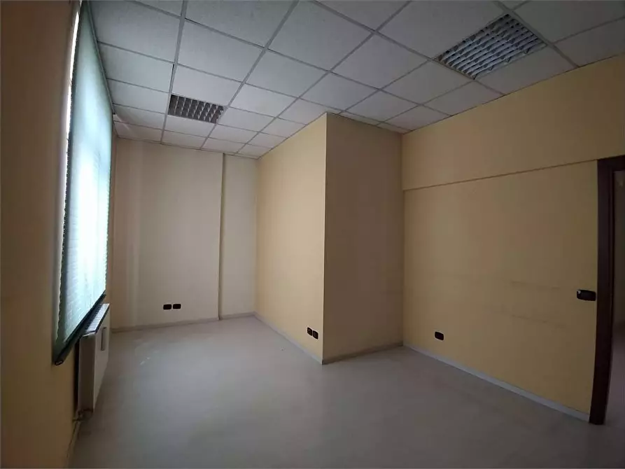 Immagine 17 di Negozio in vendita  a Frosinone