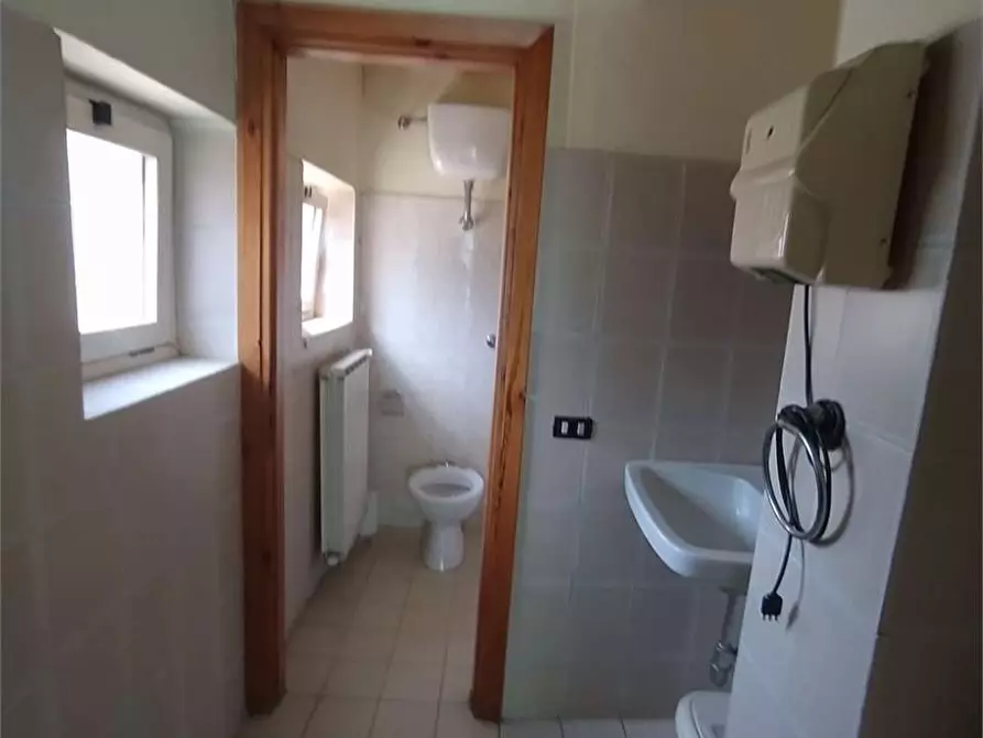 Immagine 34 di Negozio in vendita  a Frosinone