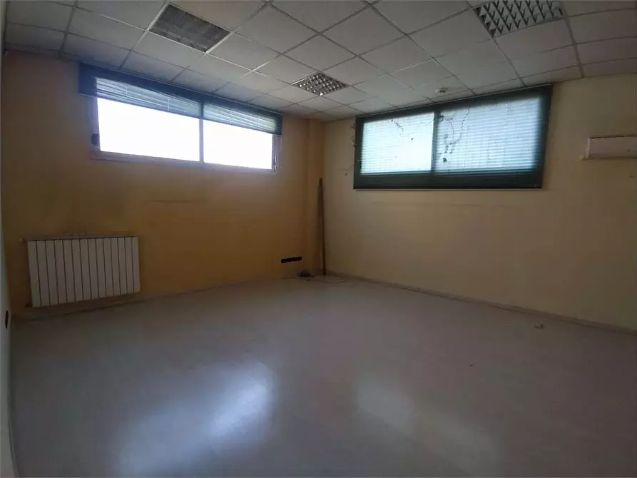Immagine 13 di Negozio in vendita  a Frosinone