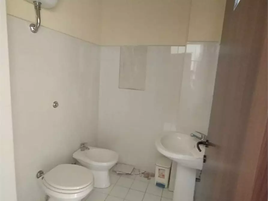 Immagine 35 di Negozio in vendita  a Frosinone