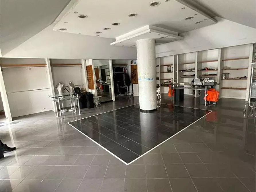 Immagine 2 di Negozio in affitto  a Frosinone