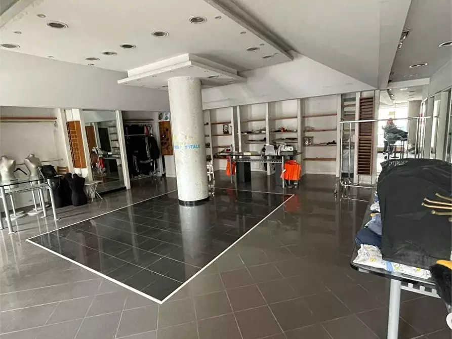 Immagine 3 di Negozio in affitto  a Frosinone