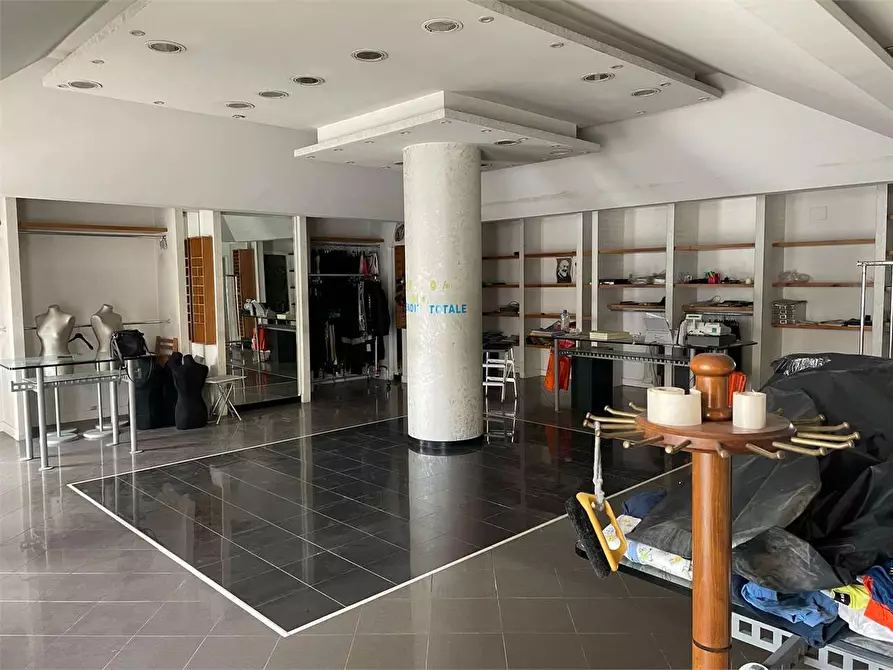 Immagine 4 di Negozio in affitto  a Frosinone