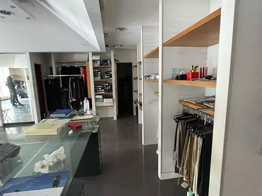 Immagine 14 di Negozio in affitto  a Frosinone