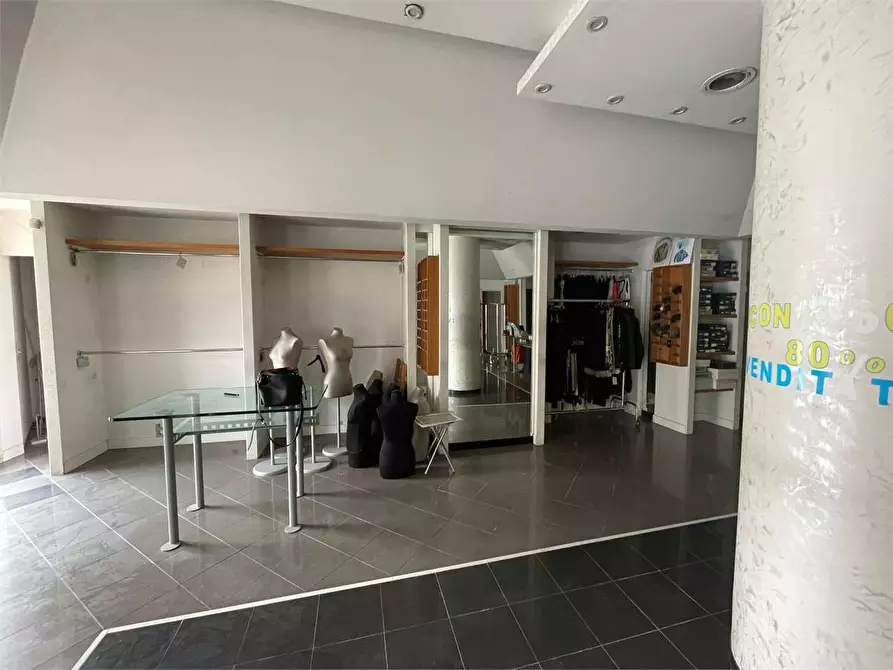 Immagine 16 di Negozio in affitto  a Frosinone