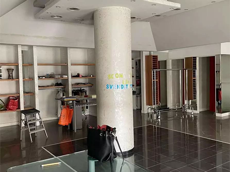 Immagine 19 di Negozio in affitto  a Frosinone