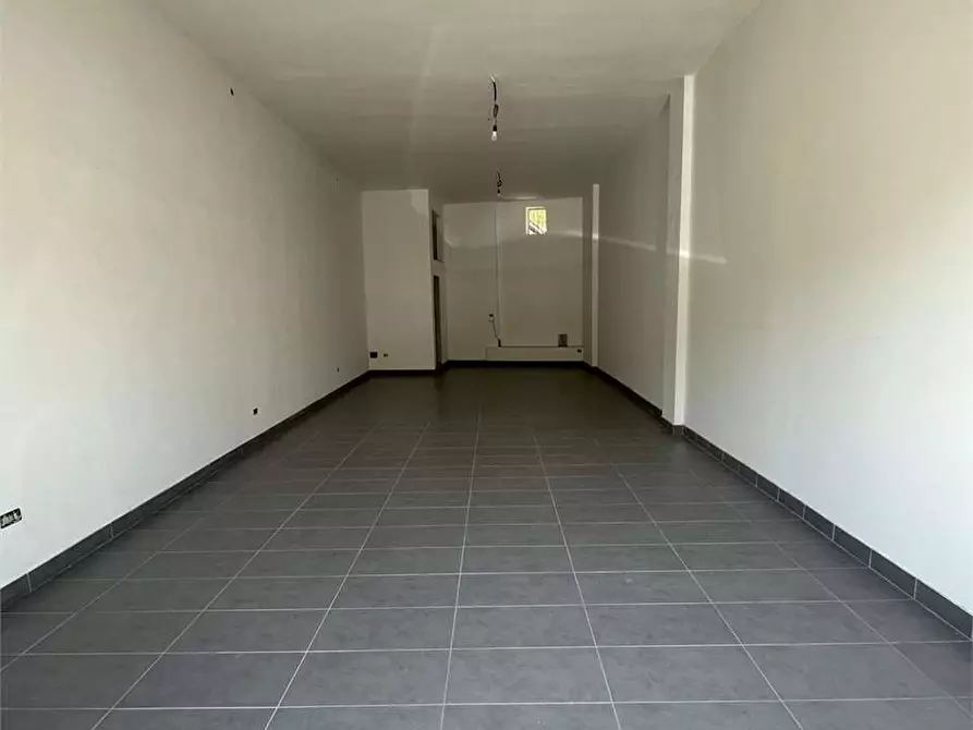 Immagine 13 di Negozio in affitto  a Frosinone