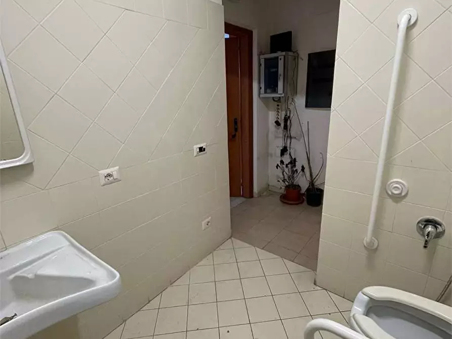 Immagine 16 di Negozio in vendita  a Frosinone