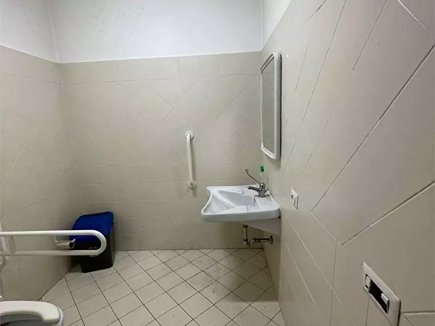 Immagine 17 di Negozio in vendita  a Frosinone