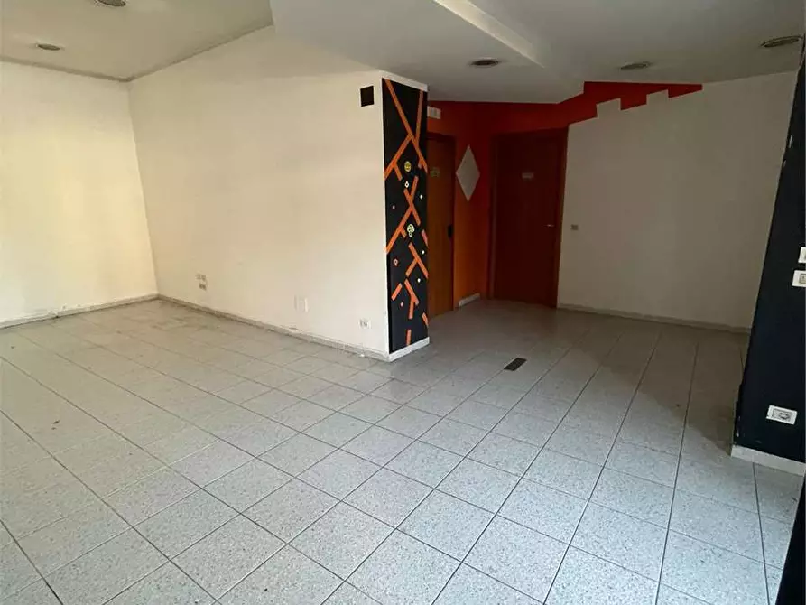 Immagine 1 di Negozio in vendita  a Frosinone
