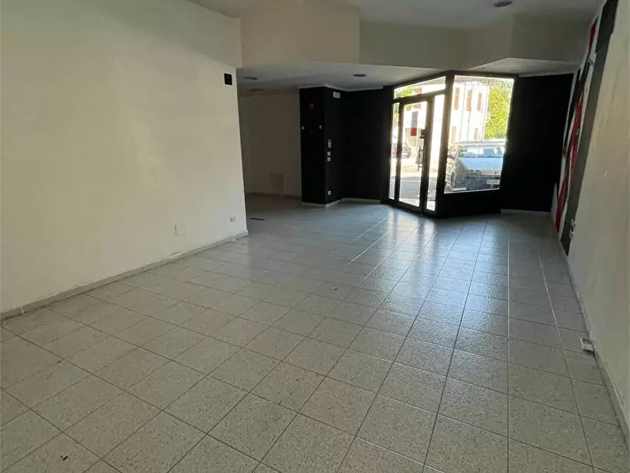 Immagine 2 di Negozio in vendita  a Frosinone