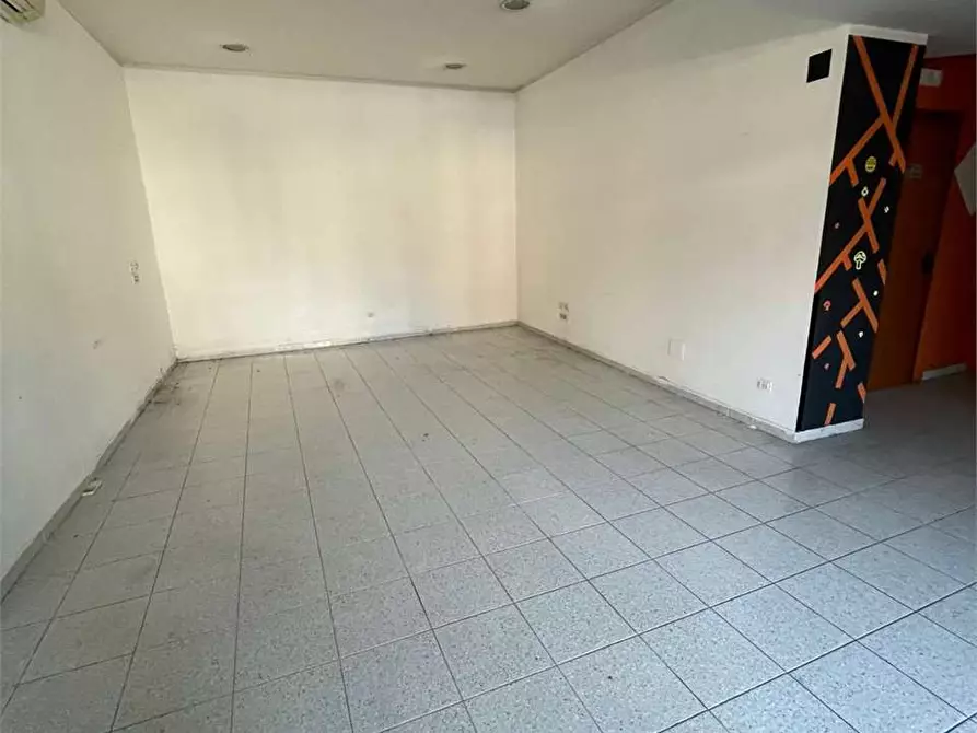Immagine 4 di Negozio in vendita  a Frosinone