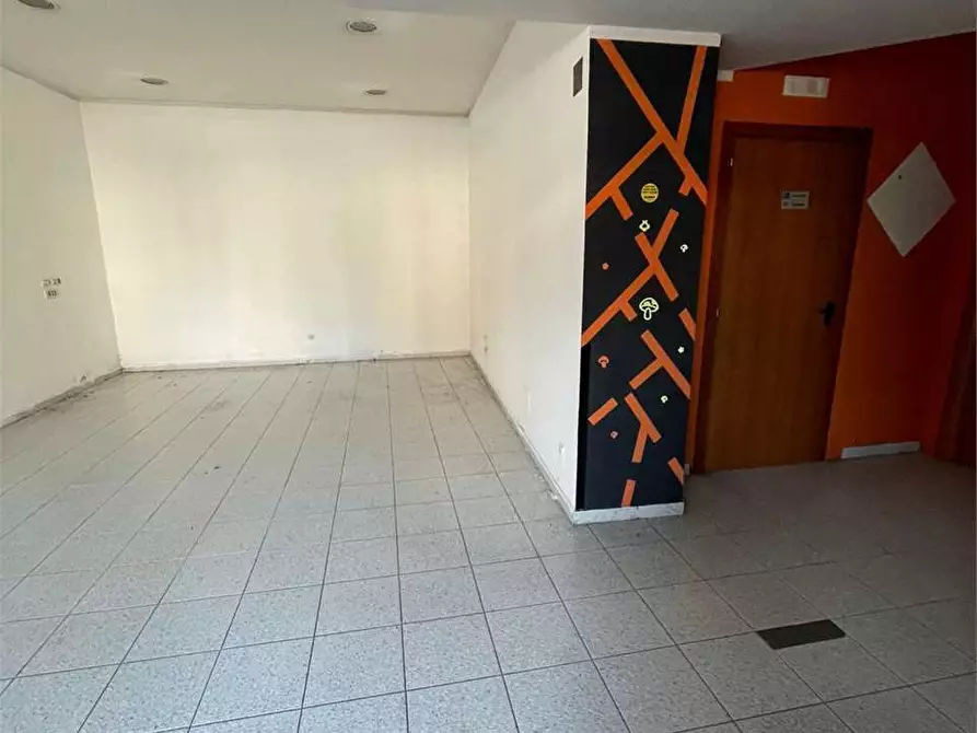 Immagine 5 di Negozio in vendita  a Frosinone