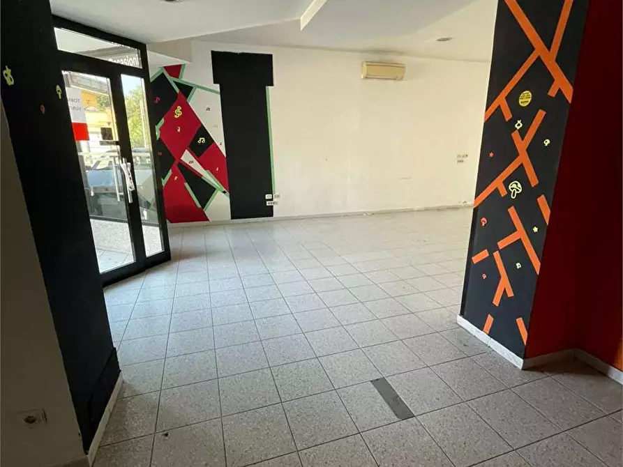 Immagine 6 di Negozio in vendita  a Frosinone