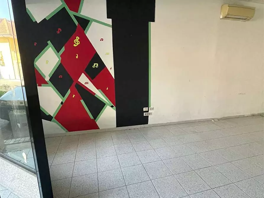 Immagine 9 di Negozio in vendita  a Frosinone