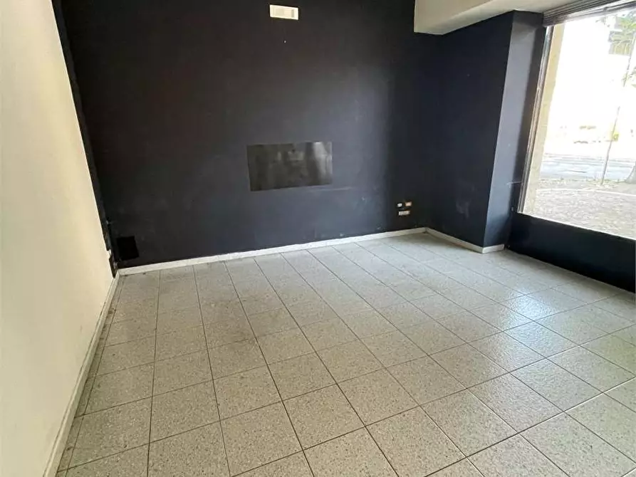 Immagine 14 di Negozio in vendita  a Frosinone