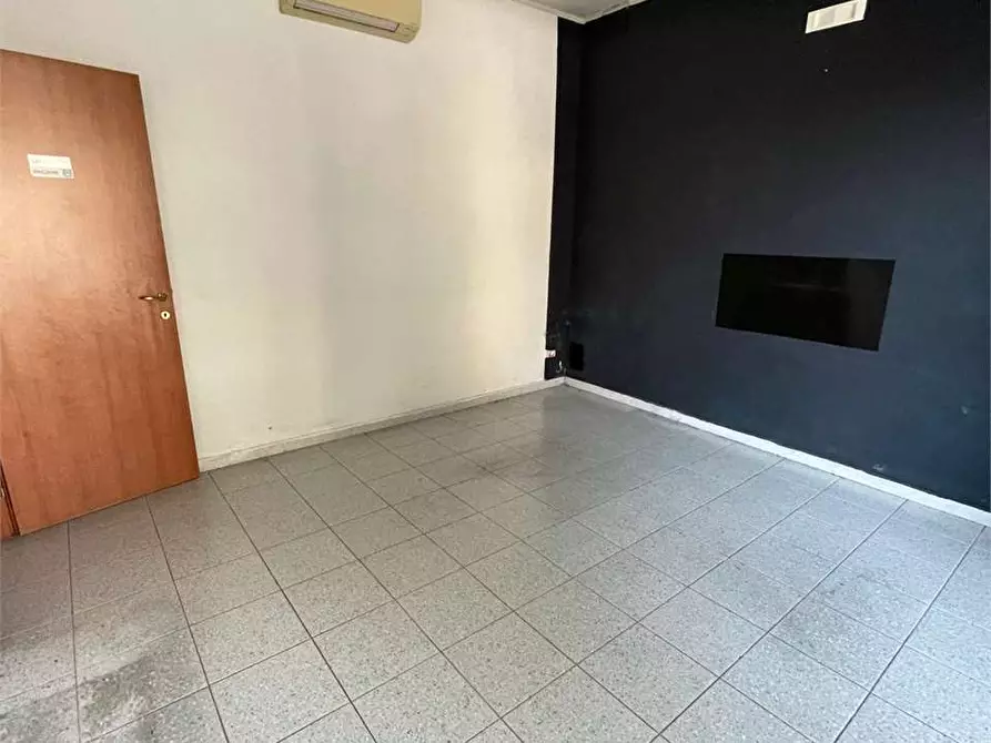 Immagine 15 di Negozio in vendita  a Frosinone