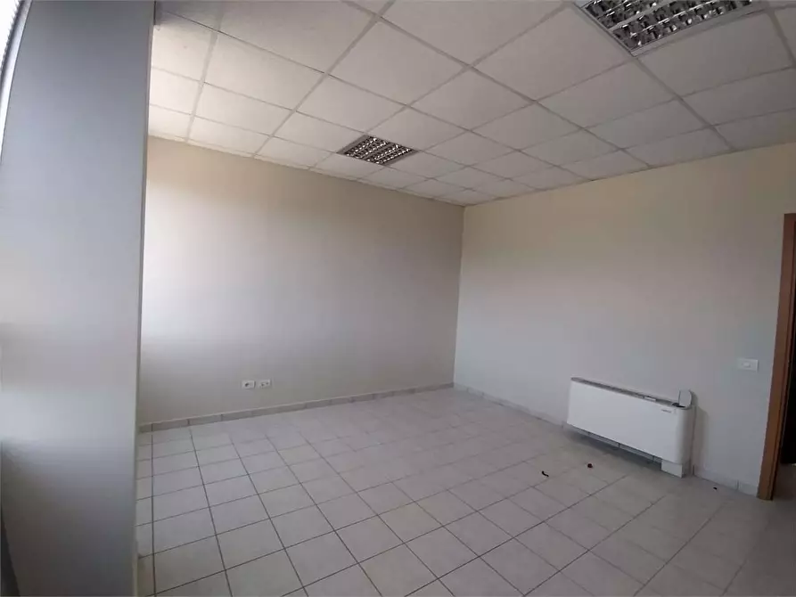 Immagine 10 di Ufficio in affitto  a Frosinone