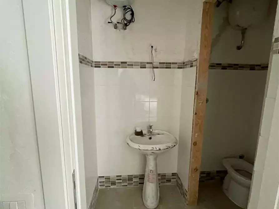 Immagine 18 di Negozio in affitto  a Alatri