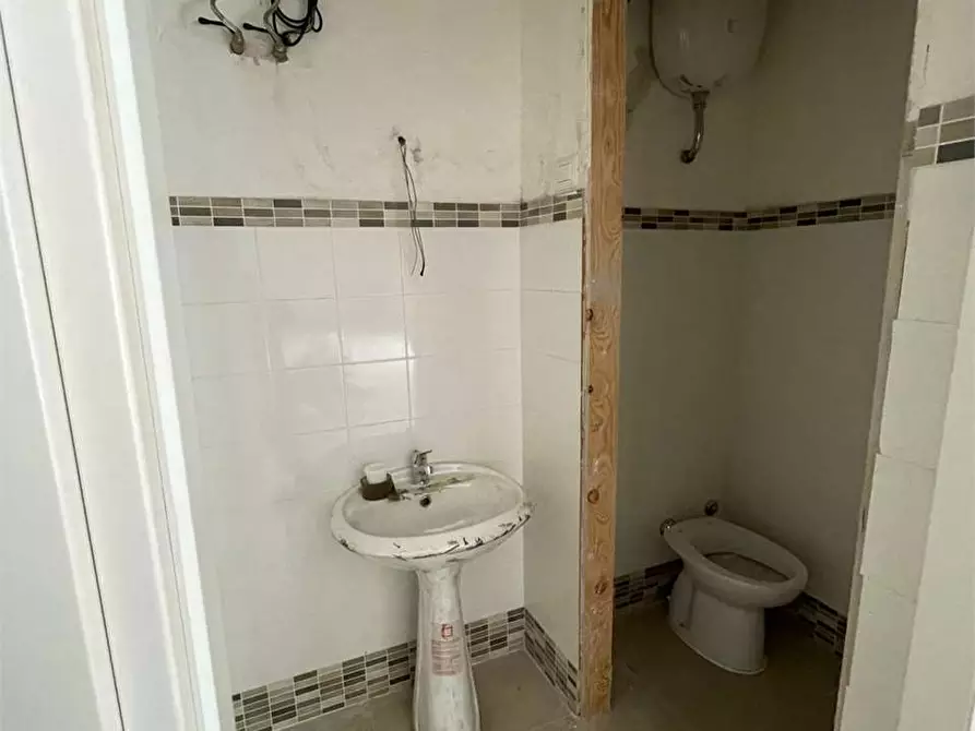 Immagine 19 di Negozio in affitto  a Alatri