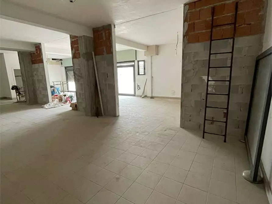 Immagine 9 di Negozio in affitto  a Alatri