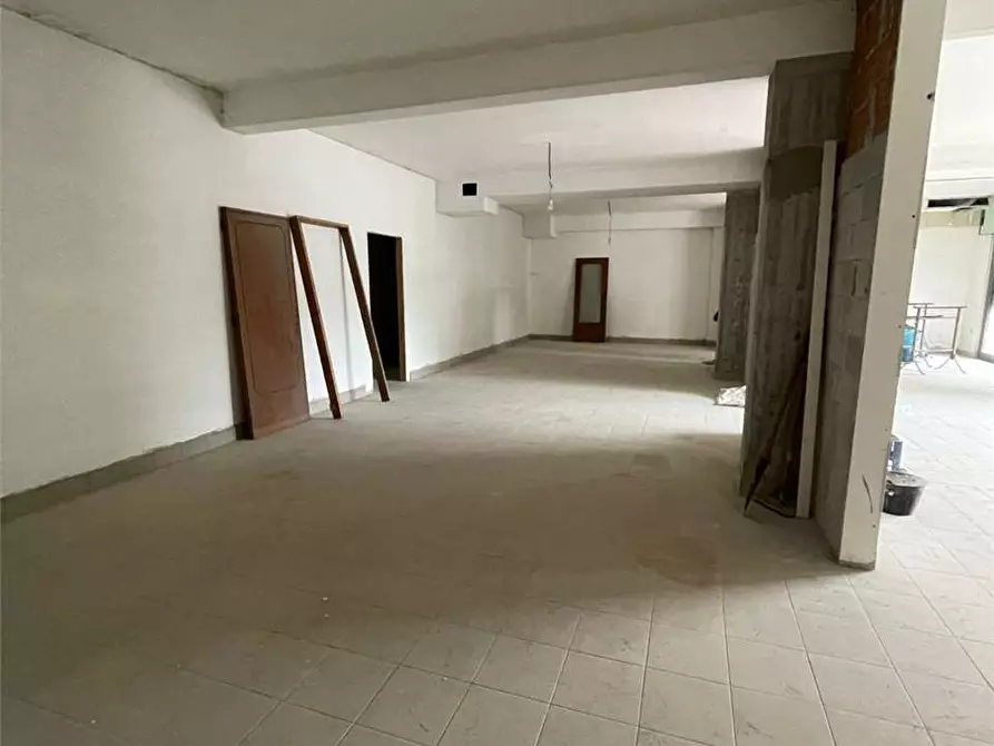 Immagine 10 di Negozio in affitto  a Alatri