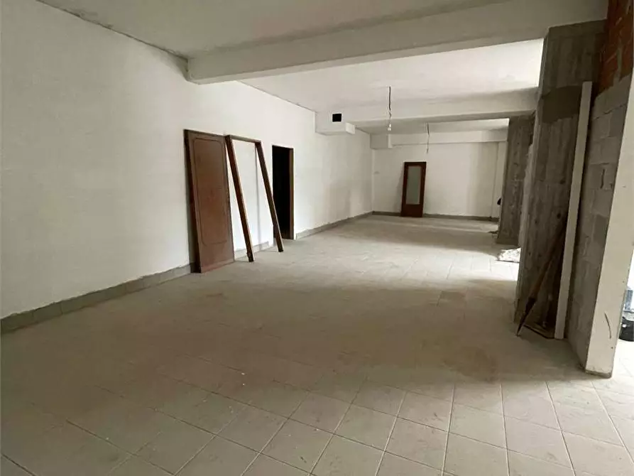 Immagine 12 di Negozio in affitto  a Alatri