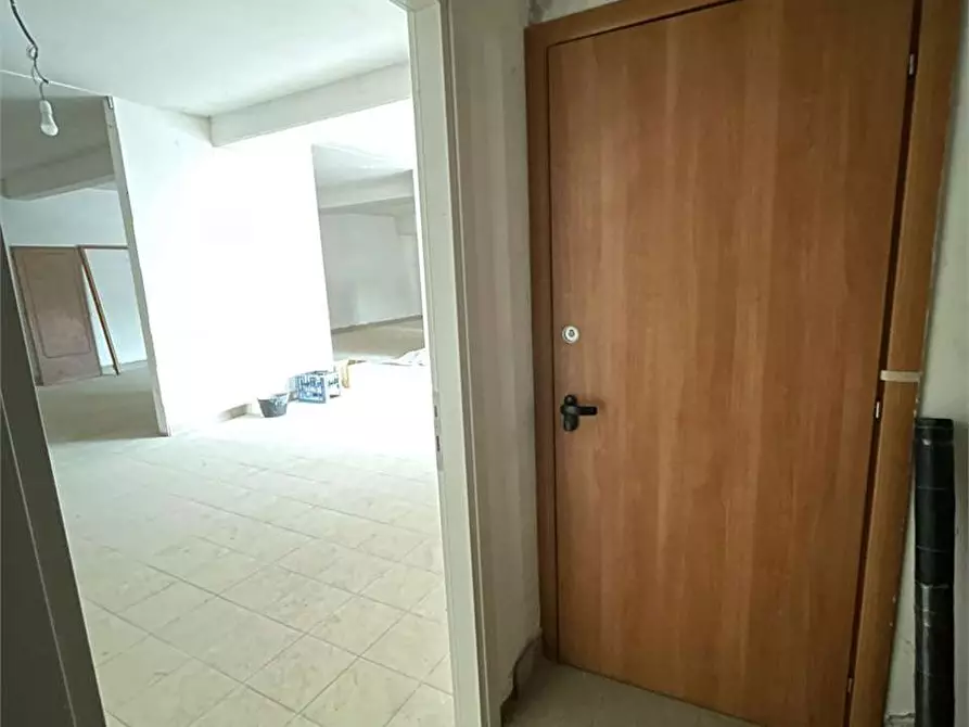 Immagine 24 di Negozio in affitto  a Alatri