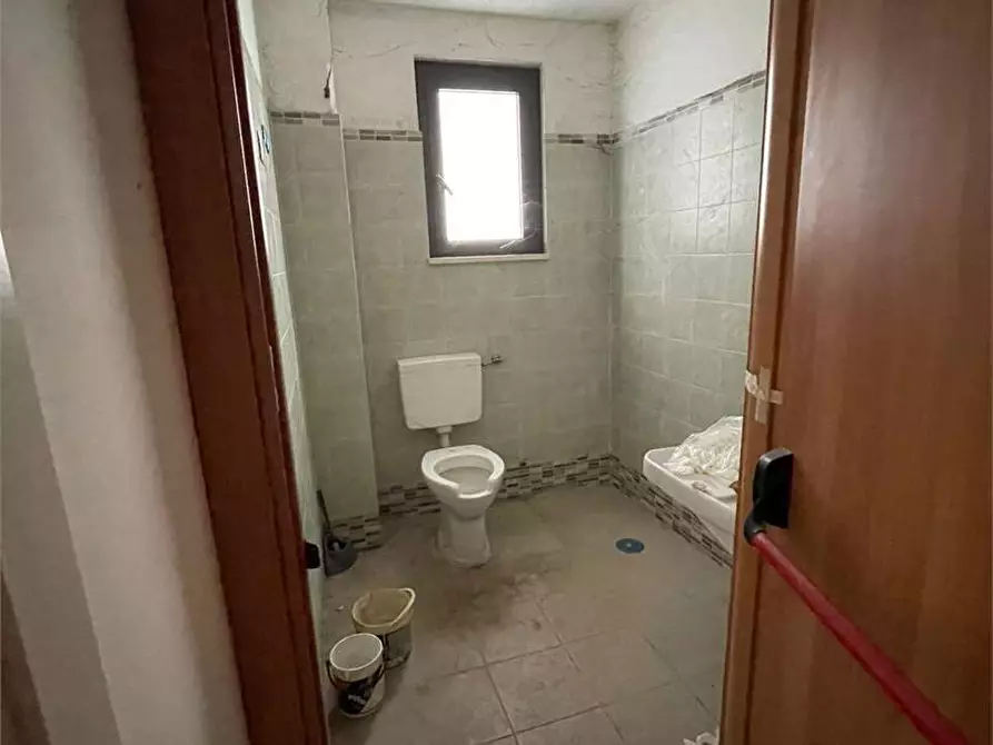 Immagine 25 di Negozio in affitto  a Alatri